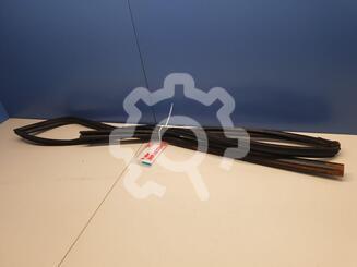 Уплотнитель стекла двери Subaru Forester III 2007 - 2013