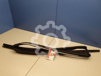 Уплотнитель стекла двери Mitsubishi Outlander II 2005 - 2013