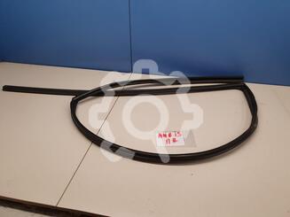 Уплотнитель стекла двери Toyota Auris E18 c 2012 г.