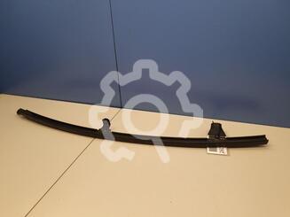 Направляющая стекла двери Toyota Yaris c 2011 г.