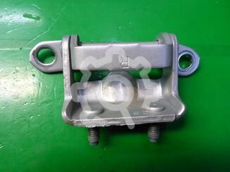 Петля двери Nissan X - Trail (T31) c 2007 г.