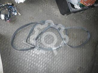 Уплотнитель двери Toyota Avensis II 2003 - 2008