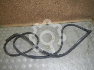 Уплотнитель двери Toyota Avensis II 2003 - 2008