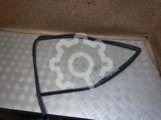 Уплотнитель стекла двери Toyota Yaris 2005 - 2011
