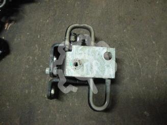 Петля двери передней Volkswagen Golf V 2003 - 2009