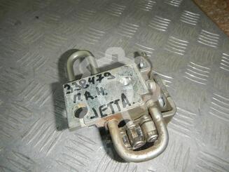 Петля двери передней Volkswagen Jetta V 2005 - 2011