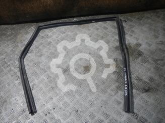 Уплотнитель стекла двери Nissan Murano I [Z50] 2002 - 2008