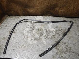 Уплотнитель стекла двери Toyota Corolla X [E14, E150] 2006 - 2013
